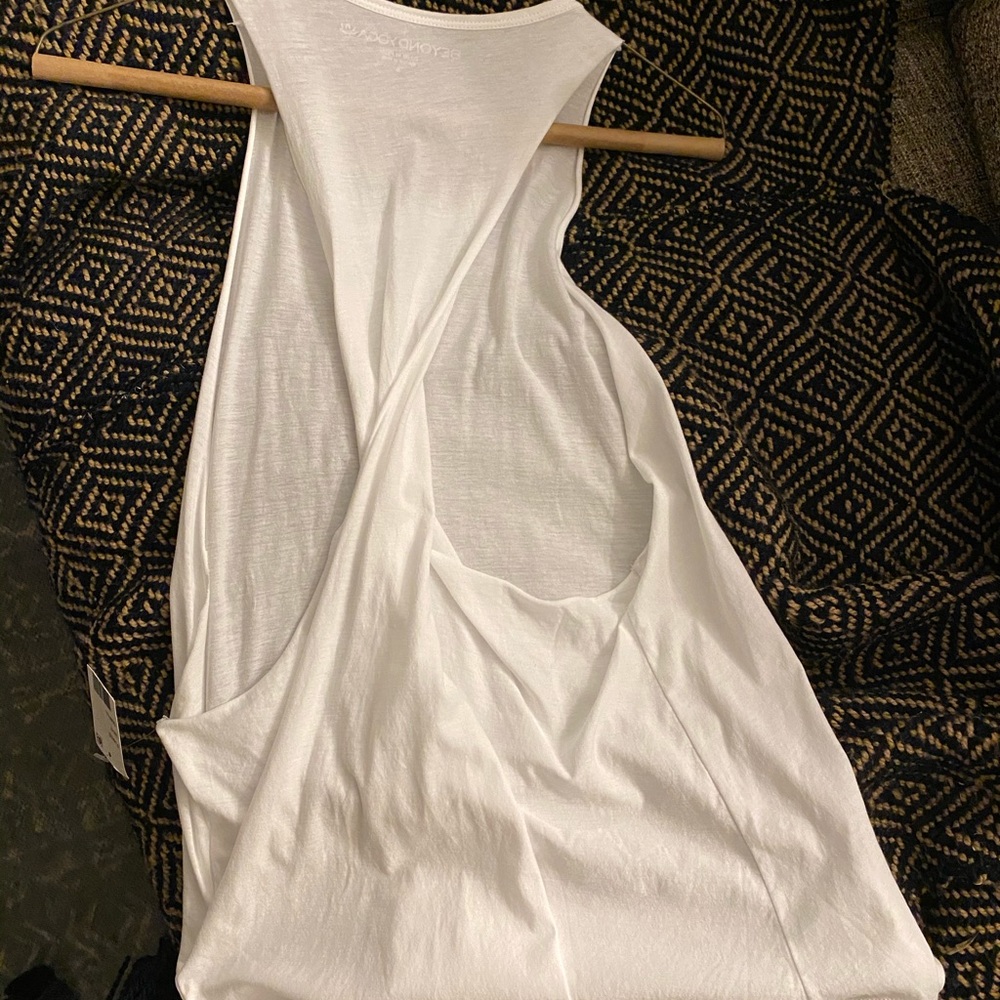 Beyond Yoga white top twist in back NWT